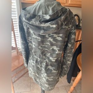 NWOT Women’s Universal Thread Co Hooded Camo Jacket